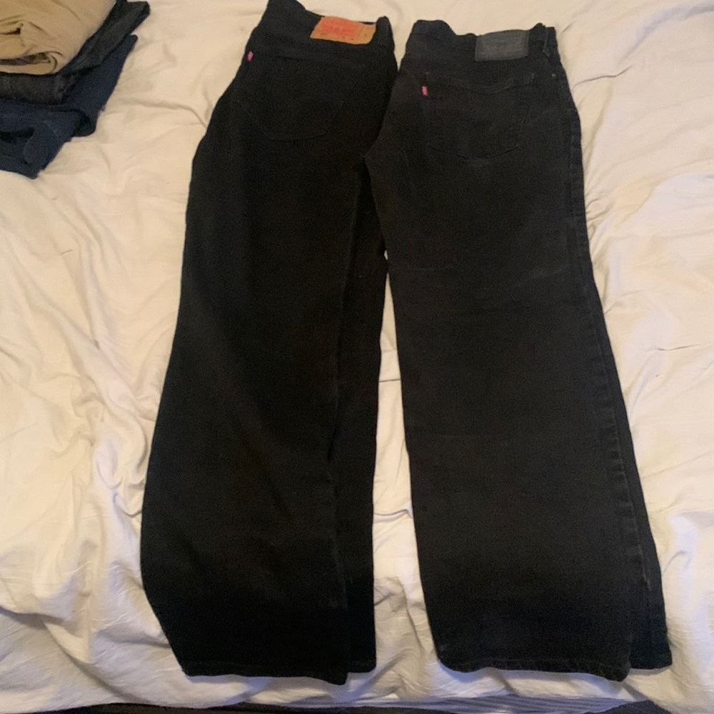 2 pars of Levi jeans